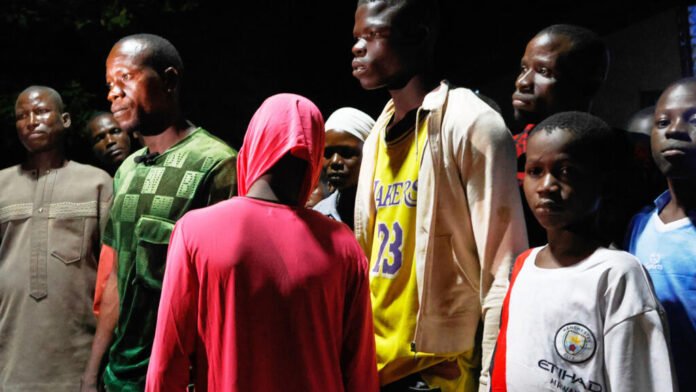 ਨਾਈਜੀਰੀਆ ਦਾ ਕਹਿਣਾ ਹੈ ਕਿ ਅਗਵਾ ਕੀਤੇ ਗਏ 130 ਸਕੂਲੀ ਬੱਚਿਆਂ ਨੂੰ ਸਮੂਹਿਕ ਅਗਵਾ ਕਰਨ ਤੋਂ ਬਾਅਦ ਰਿਹਾਅ ਕਰ ਦਿੱਤਾ ਗਿਆ ਹੈ