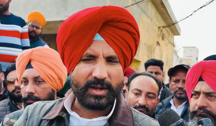 ਪੰਜਾਬ ਦੀ ਸਿਆਸਤ 'ਚ ਮਚੀ ਹਲਚਲ, ਰਾਜਾ ਵੜਿੰਗ ਨੇ ਸੁਖਬੀਰ ਬਾਦਲ ਨੂੰ ਦਿੱਤੀ ਚੁਣੌਤੀ, ਸੁਣੋ ਕੀ ਕਿਹਾ ਪੰਜਾਬ ਦੀ ਸਿਆਸਤ 'ਚ ਮਚੀ ਹਲਚਲ, ਰਾਜਾ ਵੜਿੰਗ ਨੇ ਸੁਖਬੀਰ ਬਾਦਲ ਨੂੰ ਦਿੱਤੀ ਚੁਣੌਤੀ, ਸੁਣੋ ਕੀ ਕਿਹਾ