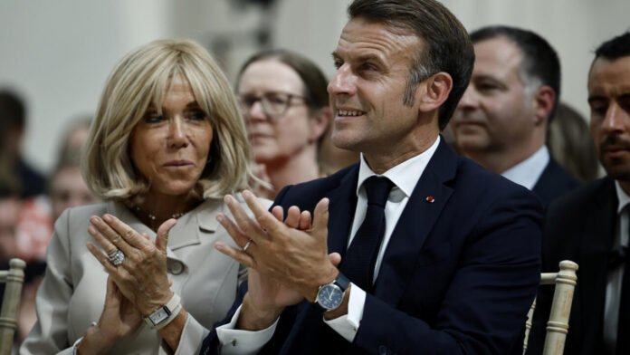 ਮੈਕਰੋਨਜ਼ ਨੇ ਟਰਾਂਸਜੈਂਡਰ ਅਫਵਾਹਾਂ ਨੂੰ ਲੈ ਕੇ ਯੂਐਸ ਪੋਡਕਾਸਟਰ ਵਿਰੁੱਧ ਮਾਣਹਾਨੀ ਦਾ ਮੁਕੱਦਮਾ ਦਾਇਰ ਕੀਤਾ