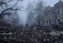 ਯੂਕਰੇਨ ਨੇ ਮਾਰੂ ਰੂਸੀ ਹਮਲਿਆਂ ਦੇ ਵਿਚਕਾਰ ਪੂਰਬੀ ਕਸਬੇ ਤੋਂ ਫੌਜਾਂ ਨੂੰ ਵਾਪਸ ਬੁਲਾ ਲਿਆ ਹੈ ਯੂਕਰੇਨ ਨੇ ਮਾਰੂ ਰੂਸੀ ਹਮਲਿਆਂ ਦੇ ਵਿਚਕਾਰ ਪੂਰਬੀ ਕਸਬੇ ਤੋਂ ਫੌਜਾਂ ਨੂੰ ਵਾਪਸ ਬੁਲਾ ਲਿਆ ਹੈ