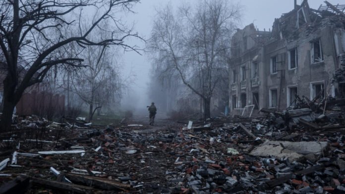 ਯੂਕਰੇਨ ਨੇ ਮਾਰੂ ਰੂਸੀ ਹਮਲਿਆਂ ਦੇ ਵਿਚਕਾਰ ਪੂਰਬੀ ਕਸਬੇ ਤੋਂ ਫੌਜਾਂ ਨੂੰ ਵਾਪਸ ਬੁਲਾ ਲਿਆ ਹੈ