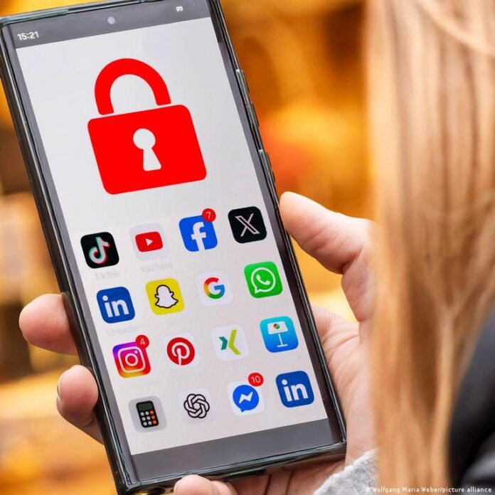 ਫਰਾਂਸ ਅੰਡਰ-15 ਦੇ ਸੋਸ਼ਲ ਮੀਡੀਆ 'ਤੇ ਪਾਬੰਦੀ ਲਗਾਉਣ ਲਈ ਤਿਆਰ ਹੈ