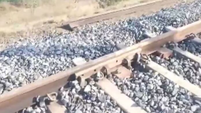 ਗਣਤੰਤਰ ਦਿਵਸ ਤੋਂ ਪਹਿਲਾਂ, ਫਤਿਹਗੜ੍ਹ ਸਾਹਿਬ ਦੇ ਸਟੇਸ਼ਨ ਨੇੜੇ ਮਾਮੂਲੀ ਧਮਾਕੇ ਨੇ ਰੇਲਵੇ ਟਰੈਕ ਨੂੰ ਕੀਤਾ ਨੁਕਸਾਨ; ਲੋਕੋ ਪਾਇਲਟ ਜ਼ਖਮੀ ਗਣਤੰਤਰ ਦਿਵਸ ਤੋਂ ਪਹਿਲਾਂ, ਫਤਿਹਗੜ੍ਹ ਸਾਹਿਬ ਦੇ ਸਟੇਸ਼ਨ ਨੇੜੇ ਮਾਮੂਲੀ ਧਮਾਕੇ ਨੇ ਰੇਲਵੇ ਟਰੈਕ ਨੂੰ ਕੀਤਾ ਨੁਕਸਾਨ; ਲੋਕੋ ਪਾਇਲਟ ਜ਼ਖਮੀ