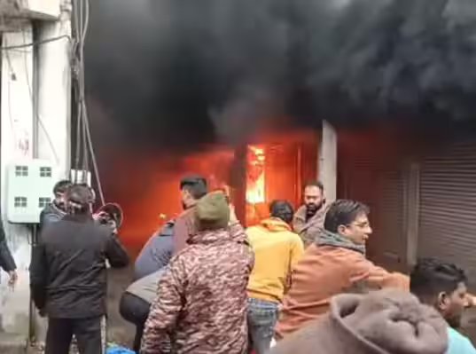 ਪਠਾਨਕੋਟ 'ਚ ਤੇਲ ਦੇ ਡਿਪੂ 'ਚ ਲੱਗੀ ਅੱਗ, ਮੱਚੇ ਅੱਗ ਦੇ ਭਾਂਬੜ, ਦੁਕਾਨਾਂ ਸੜ ਕੇ ਹੋਈਆਂ ਸੁਆਹ ਪਠਾਨਕੋਟ 'ਚ ਤੇਲ ਦੇ ਡਿਪੂ 'ਚ ਲੱਗੀ ਅੱਗ, ਮੱਚੇ ਅੱਗ ਦੇ ਭਾਂਬੜ, ਦੁਕਾਨਾਂ ਸੜ ਕੇ ਹੋਈਆਂ ਸੁਆਹ
