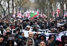 ਪੈਰਿਸ ਵਿੱਚ ਪੁਲਿਸ ਹਿਰਾਸਤ ਵਿੱਚ ਪਰਵਾਸੀ ਮਜ਼ਦੂਰ ਦੀ ਮੌਤ ਨੂੰ ਲੈ ਕੇ ਹਜ਼ਾਰਾਂ ਲੋਕਾਂ ਨੇ ਪ੍ਰਦਰਸ਼ਨ ਕੀਤਾ ਪੈਰਿਸ ਵਿੱਚ ਪੁਲਿਸ ਹਿਰਾਸਤ ਵਿੱਚ ਪਰਵਾਸੀ ਮਜ਼ਦੂਰ ਦੀ ਮੌਤ ਨੂੰ ਲੈ ਕੇ ਹਜ਼ਾਰਾਂ ਲੋਕਾਂ ਨੇ ਪ੍ਰਦਰਸ਼ਨ ਕੀਤਾ