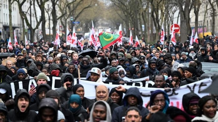 ਪੈਰਿਸ ਵਿੱਚ ਪੁਲਿਸ ਹਿਰਾਸਤ ਵਿੱਚ ਪਰਵਾਸੀ ਮਜ਼ਦੂਰ ਦੀ ਮੌਤ ਨੂੰ ਲੈ ਕੇ ਹਜ਼ਾਰਾਂ ਲੋਕਾਂ ਨੇ ਪ੍ਰਦਰਸ਼ਨ ਕੀਤਾ