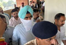 ਹੁਣ ਮੁਅੱਤਲ ਡੀਆਈਜੀ ਭੁੱਲਰ ਨੇ ਭ੍ਰਿਸ਼ਟਾਚਾਰ ਦੇ ਮਾਮਲੇ ਵਿੱਚ ਜ਼ਮਾਨਤ ਲਈ ਹਾਈਕੋਰਟ ਦਾ ਦਰਵਾਜ਼ਾ ਖੜਕਾਇਆ ਹੈ ਹੁਣ ਮੁਅੱਤਲ ਡੀਆਈਜੀ ਭੁੱਲਰ ਨੇ ਭ੍ਰਿਸ਼ਟਾਚਾਰ ਦੇ ਮਾਮਲੇ ਵਿੱਚ ਜ਼ਮਾਨਤ ਲਈ ਹਾਈਕੋਰਟ ਦਾ ਦਰਵਾਜ਼ਾ ਖੜਕਾਇਆ ਹੈ