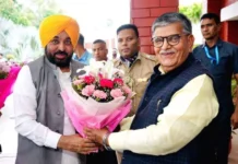 ਬੇਅੰਤ ਕਤਲ ਦੇ ਦੋਸ਼ੀ ਹਵਾਰਾ ਲਈ ਪੈਰੋਲ ਦੀ ਮੰਗ ਕਰਨ ਲਈ ਪੰਜਾਬ ਦੇ ਮੁੱਖ ਮੰਤਰੀ ਰਾਜਪਾਲ ਨੂੰ ਮਿਲੇ ਬੇਅੰਤ ਕਤਲ ਦੇ ਦੋਸ਼ੀ ਹਵਾਰਾ ਲਈ ਪੈਰੋਲ ਦੀ ਮੰਗ ਕਰਨ ਲਈ ਪੰਜਾਬ ਦੇ ਮੁੱਖ ਮੰਤਰੀ ਰਾਜਪਾਲ ਨੂੰ ਮਿਲੇ