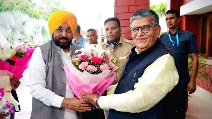 ਬੇਅੰਤ ਕਤਲ ਦੇ ਦੋਸ਼ੀ ਹਵਾਰਾ ਲਈ ਪੈਰੋਲ ਦੀ ਮੰਗ ਕਰਨ ਲਈ ਪੰਜਾਬ ਦੇ ਮੁੱਖ ਮੰਤਰੀ ਰਾਜਪਾਲ ਨੂੰ ਮਿਲੇ ਬੇਅੰਤ ਕਤਲ ਦੇ ਦੋਸ਼ੀ ਹਵਾਰਾ ਲਈ ਪੈਰੋਲ ਦੀ ਮੰਗ ਕਰਨ ਲਈ ਪੰਜਾਬ ਦੇ ਮੁੱਖ ਮੰਤਰੀ ਰਾਜਪਾਲ ਨੂੰ ਮਿਲੇ