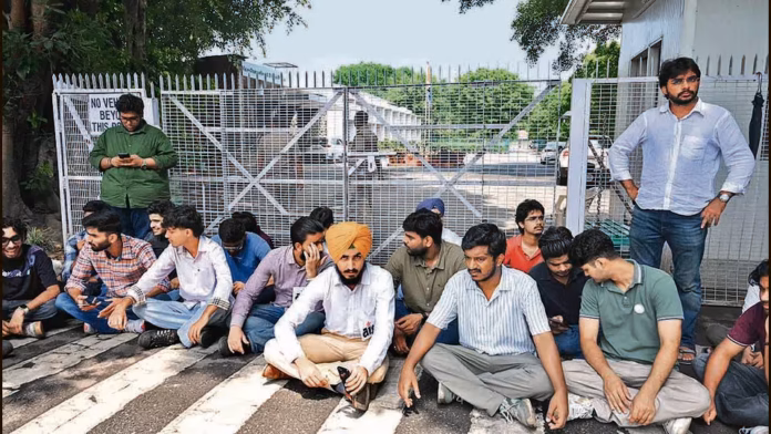 ਪੀਯੂ ਦੇ ਵਿਦਿਆਰਥੀਆਂ ਨੇ 50% ਕ੍ਰੈਡਿਟ ਨਿਯਮ ਵਾਪਸ ਲੈਣ ਦੀ ਮੰਗ ਕੀਤੀ, ਯੂਨੀਵਰਸਿਟੀ ਨੇ ਕਾਰਵਾਈ ਦਾ ਭਰੋਸਾ ਦਿੱਤਾ ਪੀਯੂ ਦੇ ਵਿਦਿਆਰਥੀਆਂ ਨੇ 50% ਕ੍ਰੈਡਿਟ ਨਿਯਮ ਵਾਪਸ ਲੈਣ ਦੀ ਮੰਗ ਕੀਤੀ, ਯੂਨੀਵਰਸਿਟੀ ਨੇ ਕਾਰਵਾਈ ਦਾ ਭਰੋਸਾ ਦਿੱਤਾ