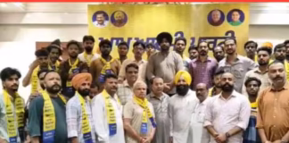 ਪੰਜਾਬ ਸਿਆਸਤ ‘ਚ ਹਲਚਲ ਤੇਜ਼, ਸੀਨੀਅਰ ਆਗੂਆਂ ਸਣੇ ‘ਆਪ’ ‘ਚ ਸ਼ਾਮਲ ਹੋਏ ਕਈ ਨੌਜਵਾਨ, ਤਸਵੀਰਾਂ ਹੋਈਆਂ ਵਾਇਰਲ… ਪੰਜਾਬ ਸਿਆਸਤ ‘ਚ ਹਲਚਲ ਤੇਜ਼, ਸੀਨੀਅਰ ਆਗੂਆਂ ਸਣੇ ‘ਆਪ’ ‘ਚ ਸ਼ਾਮਲ ਹੋਏ ਕਈ ਨੌਜਵਾਨ, ਤਸਵੀਰਾਂ ਹੋਈਆਂ ਵਾਇਰਲ...