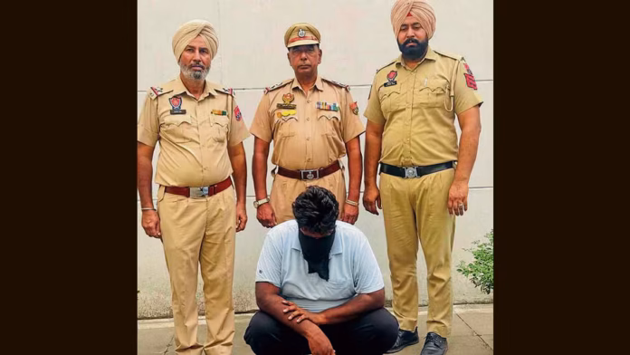 ਪੁਲਿਸ ਵਿੱਚ ਨੌਕਰੀ ਦਾ ਝਾਂਸਾ ਦੇ ਕੇ 10 ਲੱਖ ਦੀ ਠੱਗੀ ਮਾਰਨ ਵਾਲਾ ਵਿਅਕਤੀ ਕਾਬੂ ਪੁਲਿਸ ਵਿੱਚ ਨੌਕਰੀ ਦਾ ਝਾਂਸਾ ਦੇ ਕੇ 10 ਲੱਖ ਦੀ ਠੱਗੀ ਮਾਰਨ ਵਾਲਾ ਵਿਅਕਤੀ ਕਾਬੂ