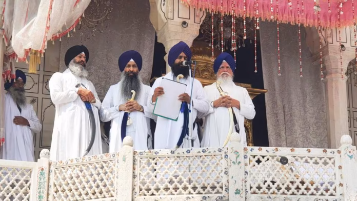 ਅਕਾਲ ਤਖ਼ਤ ਨੇ ਅਕਾਲੀ ਆਗੂ ਅਮਰਜੀਤ ਸਿੰਘ ਚਾਵਲਾ, ਐਡੀਸ਼ਨਲ ਹੈੱਡ ਗ੍ਰੰਥੀ ਮਲਕੀਤ ਸਿੰਘ ਨੂੰ ਕੀਤਾ ਬਰਖ਼ਾਸਤ ਅਕਾਲ ਤਖ਼ਤ ਨੇ ਅਕਾਲੀ ਆਗੂ ਅਮਰਜੀਤ ਸਿੰਘ ਚਾਵਲਾ, ਐਡੀਸ਼ਨਲ ਹੈੱਡ ਗ੍ਰੰਥੀ ਮਲਕੀਤ ਸਿੰਘ ਨੂੰ ਕੀਤਾ ਬਰਖ਼ਾਸਤ