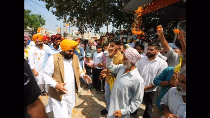 ਮਾਨ ਨੇ 'ਆਪ' ਵੱਲੋਂ ਘਰ-ਘਰ ਪਹੁੰਚ ਮੁਹਿੰਮ ਦੀ ਸ਼ੁਰੂਆਤ ਕਰਦਿਆਂ ਭਲਾਈ ਦੇ ਕਦਮਾਂ ਦਾ ਹਵਾਲਾ ਦਿੱਤਾ ਮਾਨ ਨੇ 'ਆਪ' ਵੱਲੋਂ ਘਰ-ਘਰ ਪਹੁੰਚ ਮੁਹਿੰਮ ਦੀ ਸ਼ੁਰੂਆਤ ਕਰਦਿਆਂ ਭਲਾਈ ਦੇ ਕਦਮਾਂ ਦਾ ਹਵਾਲਾ ਦਿੱਤਾ