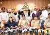 ਪੰਜਾਬੀ ਗਾਇਕ ਗੁਲਾਬ ਸਿੱਧੂ ਦੇ ਘਰ ਗੋਲੀਬਾਰੀ ਕਰਨ ਵਾਲੇ 6 ਗ੍ਰਿਫਤਾਰ; ਵਿਦੇਸ਼ੀ ਵਸੂਲੀ ਲਿੰਕ ਸ਼ੱਕੀ ਪੰਜਾਬੀ ਗਾਇਕ ਗੁਲਾਬ ਸਿੱਧੂ ਦੇ ਘਰ ਗੋਲੀਬਾਰੀ ਕਰਨ ਵਾਲੇ 6 ਗ੍ਰਿਫਤਾਰ; ਵਿਦੇਸ਼ੀ ਵਸੂਲੀ ਲਿੰਕ ਸ਼ੱਕੀ