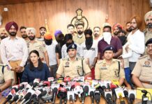 ਪੰਜਾਬੀ ਗਾਇਕ ਗੁਲਾਬ ਸਿੱਧੂ ਦੇ ਘਰ ਗੋਲੀਬਾਰੀ ਕਰਨ ਵਾਲੇ 6 ਗ੍ਰਿਫਤਾਰ; ਵਿਦੇਸ਼ੀ ਵਸੂਲੀ ਲਿੰਕ ਸ਼ੱਕੀ ਪੰਜਾਬੀ ਗਾਇਕ ਗੁਲਾਬ ਸਿੱਧੂ ਦੇ ਘਰ ਗੋਲੀਬਾਰੀ ਕਰਨ ਵਾਲੇ 6 ਗ੍ਰਿਫਤਾਰ; ਵਿਦੇਸ਼ੀ ਵਸੂਲੀ ਲਿੰਕ ਸ਼ੱਕੀ