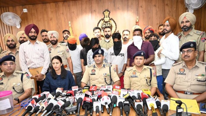ਪੰਜਾਬੀ ਗਾਇਕ ਗੁਲਾਬ ਸਿੱਧੂ ਦੇ ਘਰ ਗੋਲੀਬਾਰੀ ਕਰਨ ਵਾਲੇ 6 ਗ੍ਰਿਫਤਾਰ; ਵਿਦੇਸ਼ੀ ਵਸੂਲੀ ਲਿੰਕ ਸ਼ੱਕੀ ਪੰਜਾਬੀ ਗਾਇਕ ਗੁਲਾਬ ਸਿੱਧੂ ਦੇ ਘਰ ਗੋਲੀਬਾਰੀ ਕਰਨ ਵਾਲੇ 6 ਗ੍ਰਿਫਤਾਰ; ਵਿਦੇਸ਼ੀ ਵਸੂਲੀ ਲਿੰਕ ਸ਼ੱਕੀ