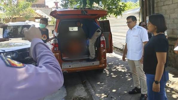 Bali police are investigating after an Australian man and a child were found dead at home. Bali police are investigating after an Australian man and a child were found dead at home.
