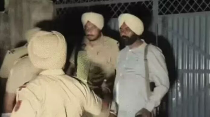 ਪੰਜਾਬ 'ਚ ਵੱਡੀ ਵਾਰਦਾਤ, ਕਾਂਗਰਸੀ ਸਰਪੰਚ ਦੇ ਭਰਾ ਦਾ ਸ਼ਰੇਆਮ ਕਤਲ: ਗੁਰਦੁਆਰੇ ਤੋਂ ਵਾਪਸ ਆਉਂਦੇ ਸਮੇਂ ਹਮਲਾਵਰਾਂ ਪੰਜਾਬ 'ਚ ਵੱਡੀ ਵਾਰਦਾਤ, ਕਾਂਗਰਸੀ ਸਰਪੰਚ ਦੇ ਭਰਾ ਦਾ ਸ਼ਰੇਆਮ ਕਤਲ: ਗੁਰਦੁਆਰੇ ਤੋਂ ਵਾਪਸ ਆਉਂਦੇ ਸਮੇਂ ਹਮਲਾਵਰਾਂ