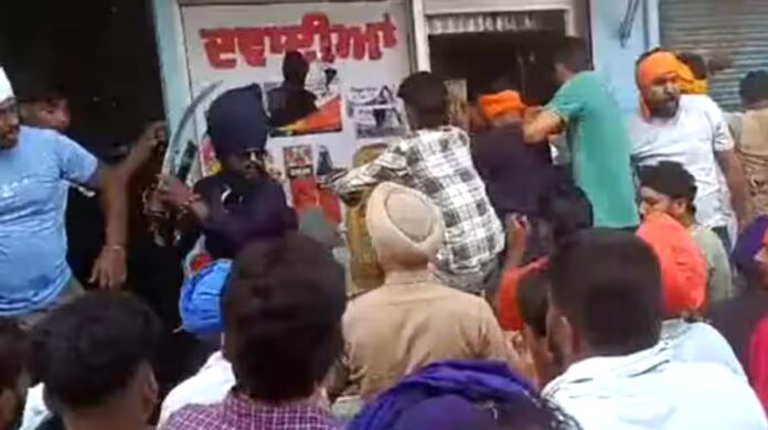 ਪਰਵਿੰਦਰ ਝੋਟਾ ਦੇ ਕਤਲ ਤੋਂ ਬਾਅਦ ਮਾਹੌਲ ਤਣਾਵਪੂਰਨ, ਹੁਣ ਚਰਚਾ 'ਚ ਆਇਆ ਪੁਰਾਣਾ ਮਾਮਲਾ, ਮੂੰਹ ਕਾਲਾ ਕਰਕੇ... ਪਰਵਿੰਦਰ ਝੋਟਾ ਦੇ ਕਤਲ ਤੋਂ ਬਾਅਦ ਮਾਹੌਲ ਤਣਾਵਪੂਰਨ, ਹੁਣ ਚਰਚਾ 'ਚ ਆਇਆ ਪੁਰਾਣਾ ਮਾਮਲਾ, ਮੂੰਹ ਕਾਲਾ ਕਰਕੇ...